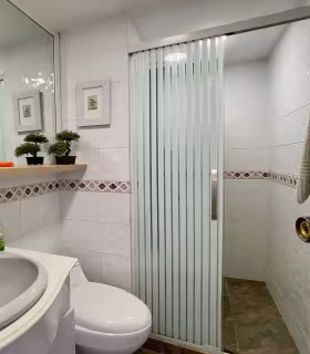 Ba&ntilde;o social moderno con acabados elegantes y ventilaci&oacute;n natural