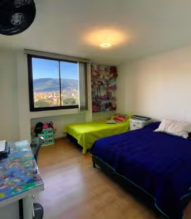 Primera habitaci&oacute;n auxiliar con cl&oacute;set empotrado y ventana al exterior