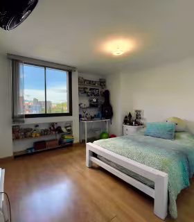 Segunda habitaci&oacute;n auxiliar con buena iluminaci&oacute;n natural y vista lateral