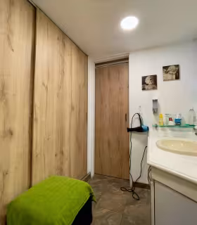 Ba&ntilde;o principal con vestier grande
