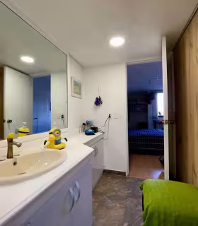 Amplio ba&ntilde;o principal con vestier y vista hacia la habitaci&oacute;n