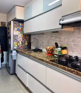 Zona de cocina con acceso independiente a zona de ropas y alcoba de servicio