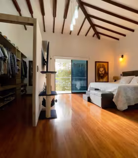 Habitaci&oacute;n principal con cama