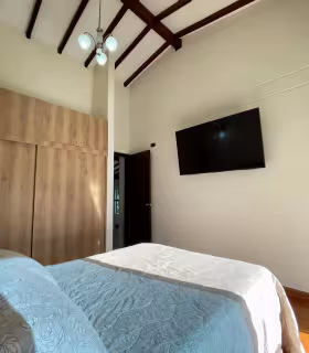 Habitaci&oacute;n con cama y closet