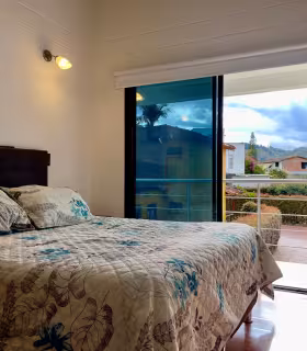 Habitaci&oacute;n con cama, vista al balcon