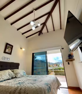 Habitaci&oacute;n con cama y TV