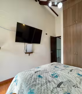 Habitaci&oacute;n con cama y TV