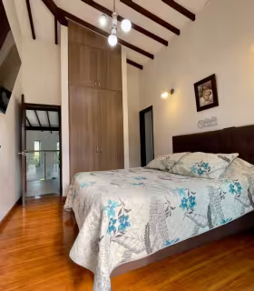Habitaci&oacute;n con cama
