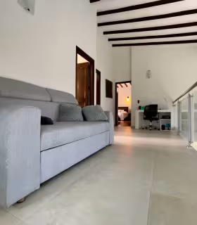 Pasillo con sof&aacute; cama