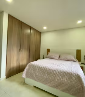 Habitaci&oacute;n con cama