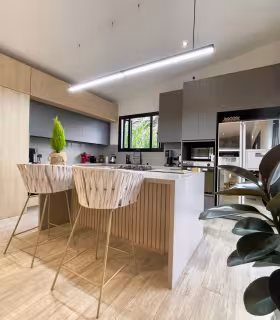 Cocina integral moderna con isla central y acabados contemporaneos.