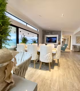Comedor principal integrado con sala en espacio abierto de casa campestre moderna.