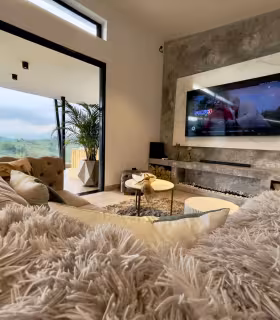 Sala de TV acogedora con salida directa a terraza y vista panoramica.