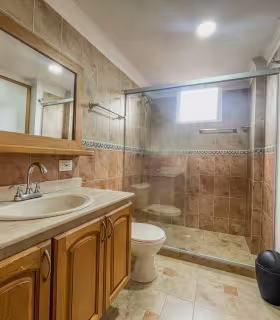 ba&ntilde;o Apartamento renta Amoblado Laureles