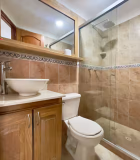 ba&ntilde;o Apartamento renta Amoblado Laureles