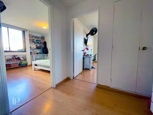 Pasillo de acceso a las habitaciones con excelente iluminaci&oacute;n y distribuci&oacute;n