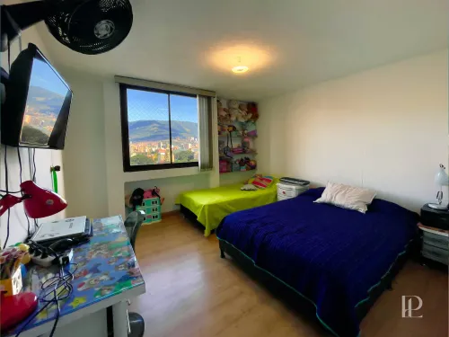 Primera habitaci&oacute;n auxiliar con cl&oacute;set empotrado y ventana al exterior