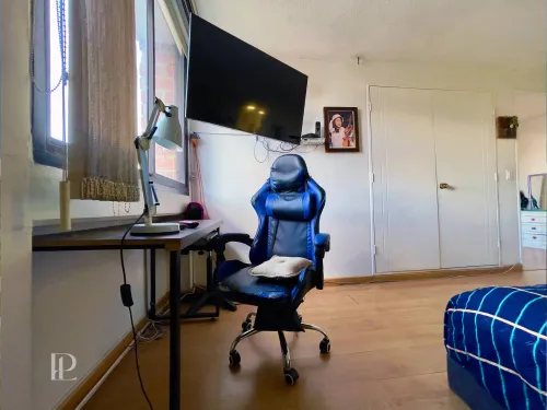 Dormitorio principal con area de trabajo