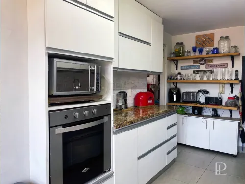 Cocina integral moderna con horno empotrado y alacena funcional