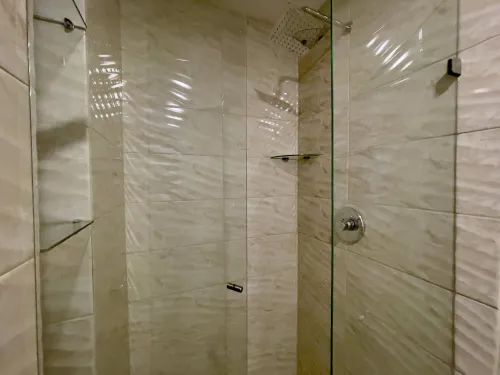 Ba&ntilde;o principal - Cabina