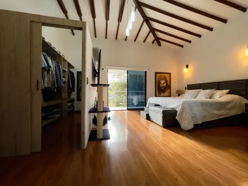 Habitaci&oacute;n principal con cama