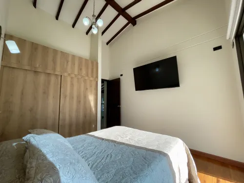 Habitaci&oacute;n con cama y closet