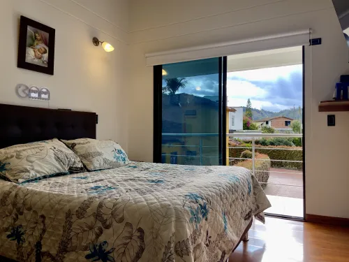 Habitaci&oacute;n con cama, vista al balcon