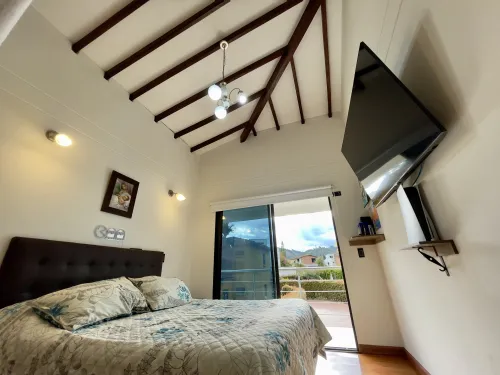 Habitaci&oacute;n con cama y TV