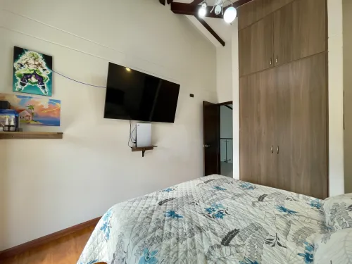 Habitaci&oacute;n con cama y TV