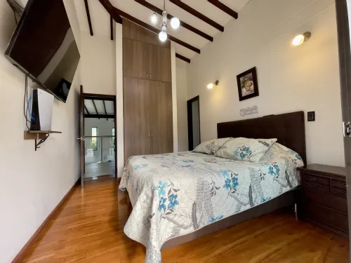 Habitaci&oacute;n con cama