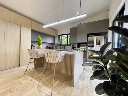 Cocina integral moderna con isla central y acabados contemporaneos.