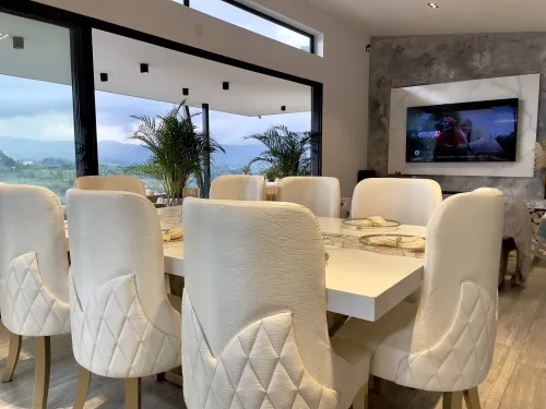 Comedor con vista panoramica y ventanales amplios en casa campestre en venta.