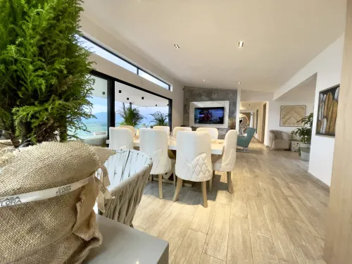 Comedor principal integrado con sala en espacio abierto de casa campestre moderna.