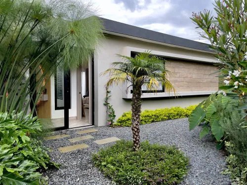 Jardin privado de acceso a la habitacion principal en casa campestre de lujo.