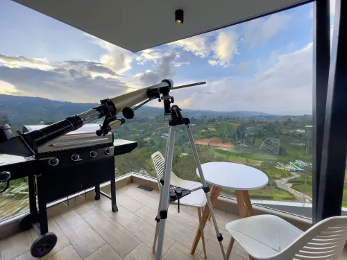 Mirador en terraza con telescopio, asador y vista panoramica al valle.