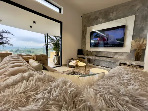 Sala de TV acogedora con salida directa a terraza y vista panoramica.