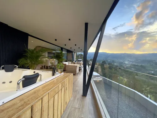 Terraza con jacuzzi y vista panoramica en casa campestre moderna.