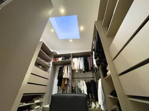 Vestier amplio y moderno de la habitacion principal con iluminacion natural.